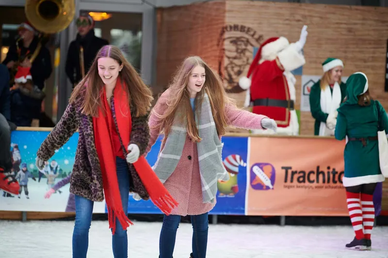 Kinderen schaatsen op de ijsbaan